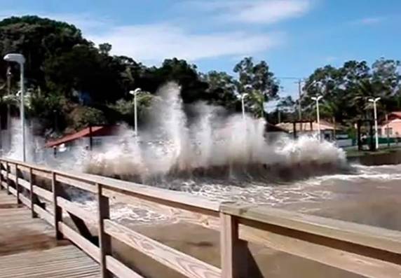 Ondas atingem casas em praia de Bombinhas SC - foto 3