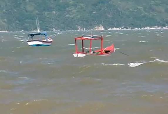 Ondas atingem casas em praia de Bombinhas SC - foto 4