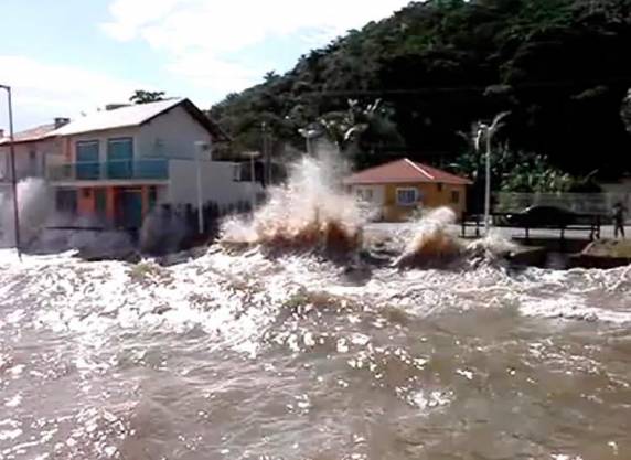 Ondas atingem casas em praia de Bombinhas SC - foto 2
