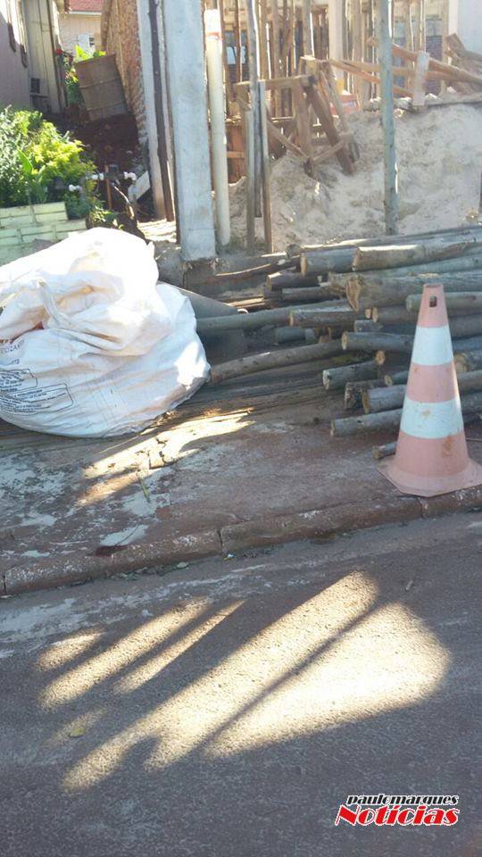 Pedestres reclamam da interrupção de calçadas por material de construção - foto 2