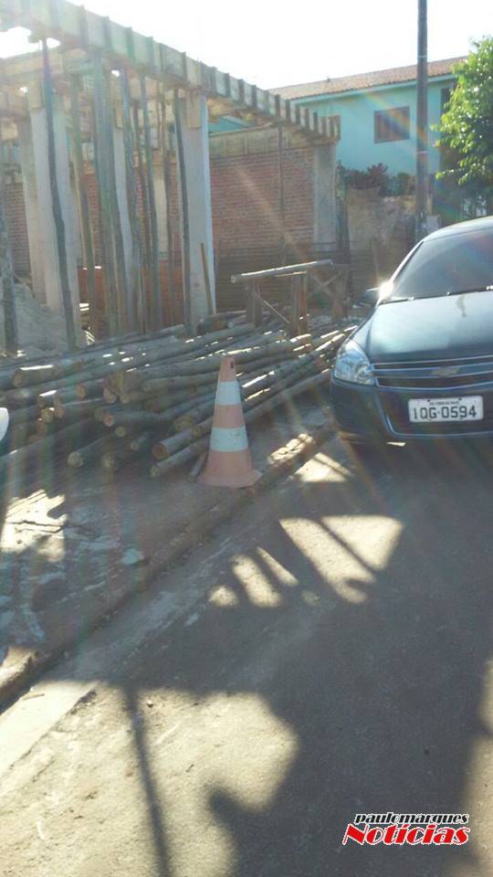 Pedestres reclamam da interrupção de calçadas por material de construção - foto 3