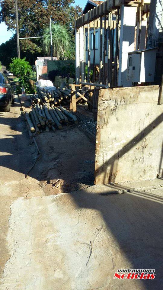 Pedestres reclamam da interrupção de calçadas por material de construção - foto 4