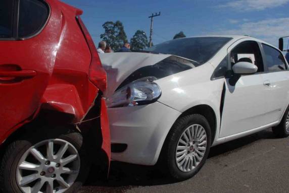 Engavetamento na BR-470 deixa duas pessoas
feridas - foto 2