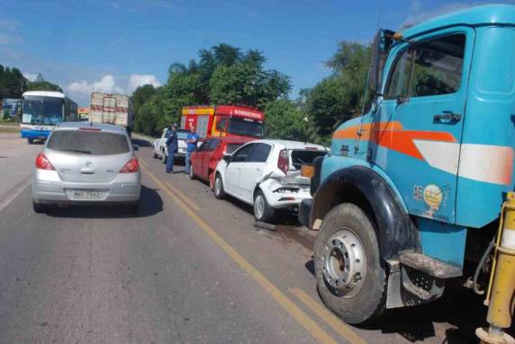 Engavetamento na BR-470 deixa duas pessoas
feridas - foto 3
