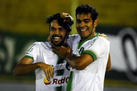 Meia Wallacer marcou os dois gols da partida no Estádio Colosso 

da Lagoa