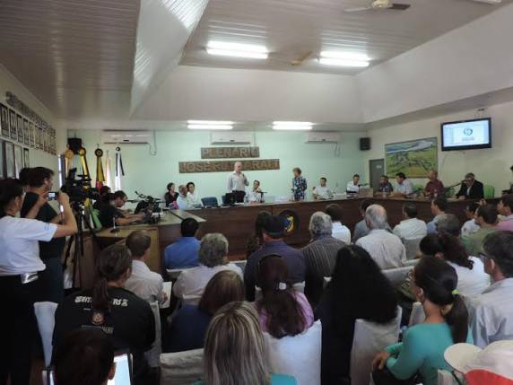 Câmara de Vereadores de Garruchos lotada em reunião regional 

sobre Barragem Garabi - foto 3
