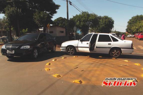 Acidente com danos materiais na nova rótula
da rua Horizontina - foto 2