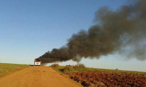 Micro-Ônibus incendeia no interior de Crissiumal - foto 3