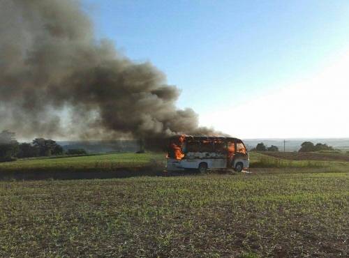 Micro-Ônibus incendeia no interior de Crissiumal - foto 2
