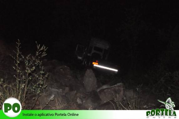 Carreta de Três de Maio desce barranco depois de ser atingida na RSC-
472 em Tenente Portela - foto 3