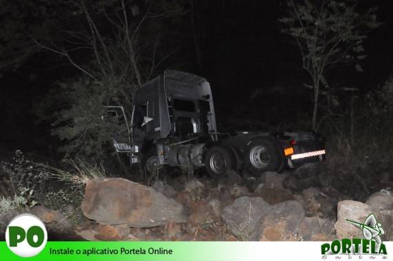 Carreta de Três de Maio desce barranco depois de ser atingida na RSC-
472 em Tenente Portela - foto 2