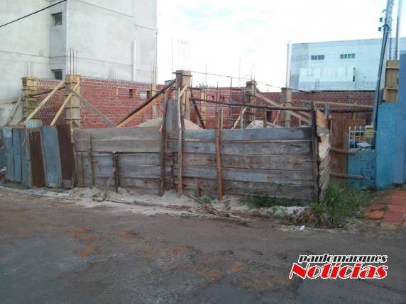 Por não ter espaço em calçada criança fica ferida em frente a uma obra em Três de
Maio - foto 2