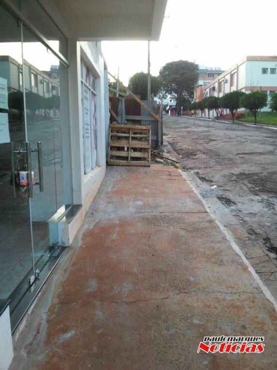 Por não ter espaço em calçada criança fica ferida em frente a uma obra em Três de
Maio - foto 4