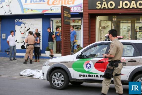 Ladrão é morto em tentativa de assalto a relojoaria em Tijucas - foto 2