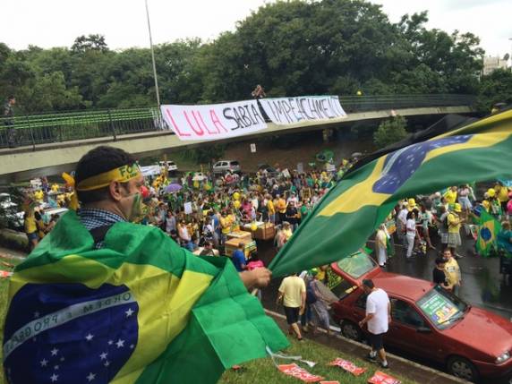 Manifestantes fazem ato contra Dilma Rousseff em Porto Alegre - foto 4