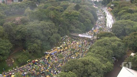 Manifestantes fazem ato contra Dilma Rousseff em Porto Alegre - foto 5
