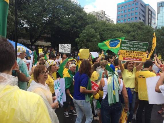 Manifestantes fazem ato contra Dilma Rousseff em Porto Alegre - foto 3