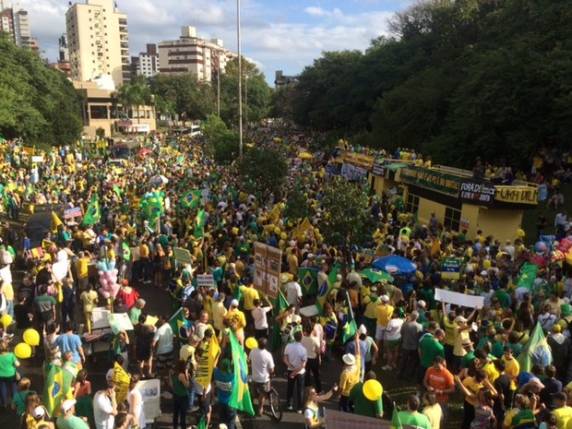 Manifestantes fazem ato contra Dilma Rousseff em Porto Alegre - foto 2