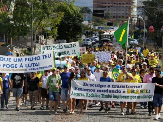 Cidades de SC têm protestos contra corrupção na tarde deste domingo - foto 7