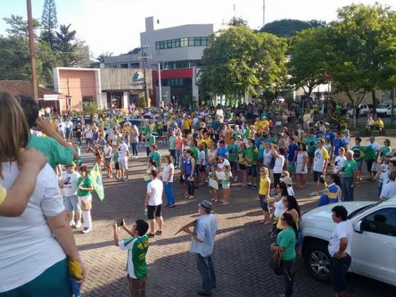 Cidades de SC têm protestos contra corrupção na tarde deste domingo - foto 4