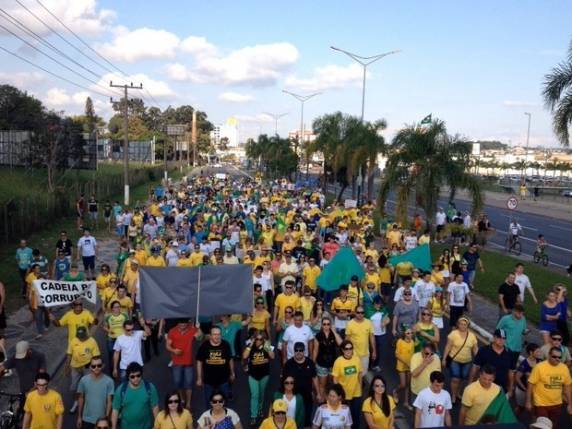 Cidades de SC têm protestos contra corrupção na tarde deste domingo - foto 5