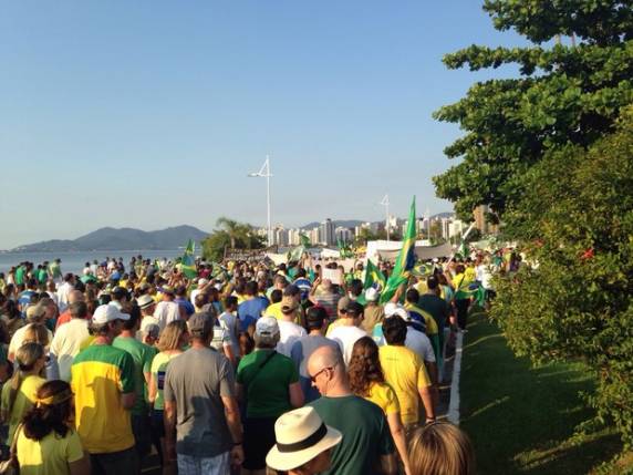 Cidades de SC têm protestos contra corrupção na tarde deste domingo - foto 2