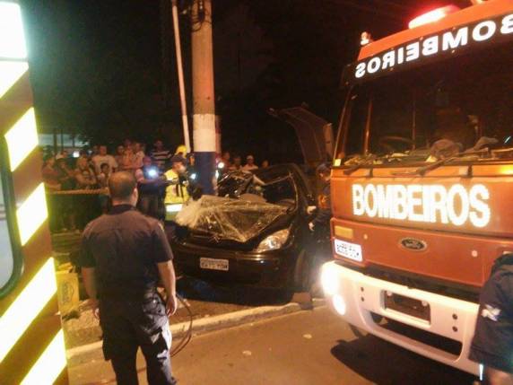 Carro bate em poste e motorista fica preso às ferragens em Balneario Camboriú - foto 3