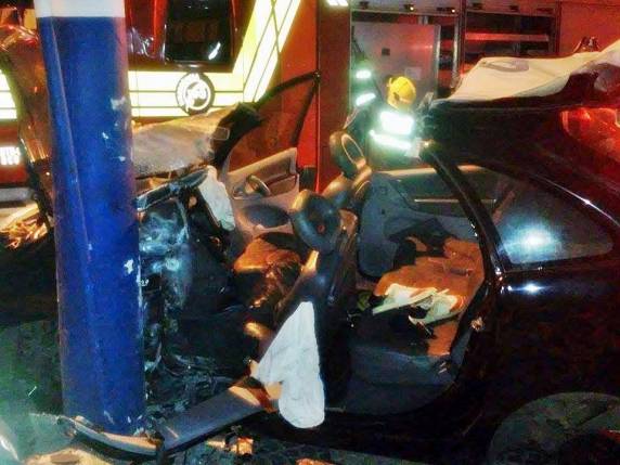 Carro bate em poste e motorista fica preso às ferragens em Balneario Camboriú - foto 2