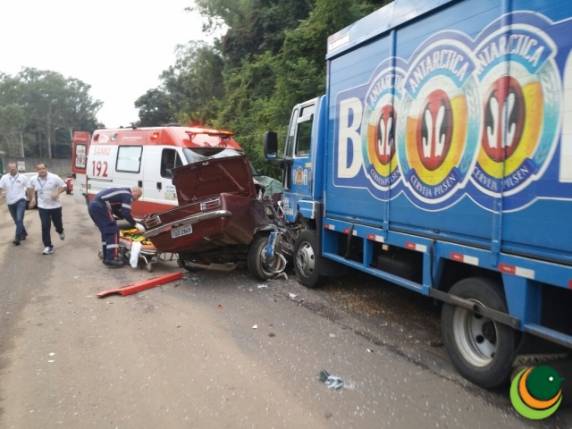 Colisão frontal entre carro e caminhão deixa jovem gravemente ferido em Passo Fundo - foto 2