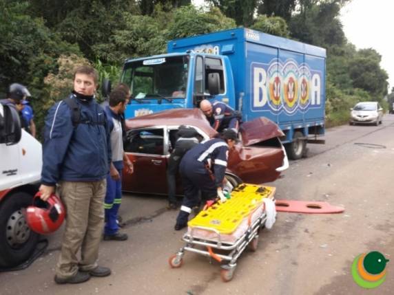 Colisão frontal entre carro e caminhão deixa jovem gravemente ferido em Passo Fundo - foto 4