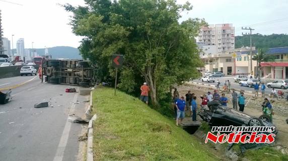 Caminhão e tombam na BR 101 após colidirem em Balneário Camboriú - foto 3