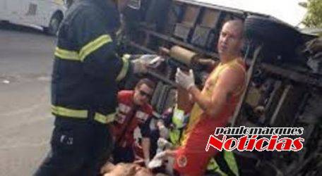Caminhão e tombam na BR 101 após colidirem em Balneário Camboriú - foto 4