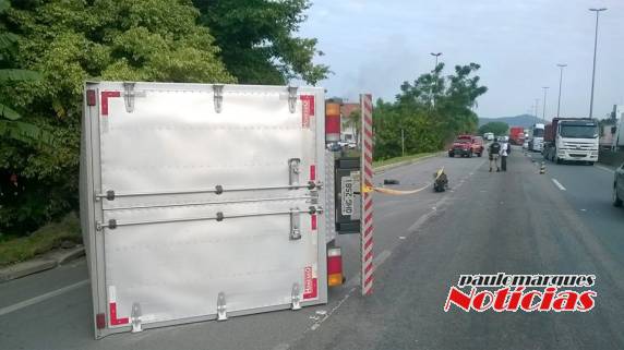Caminhão e tombam na BR 101 após colidirem em Balneário Camboriú - foto 2
