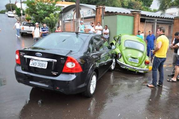 Acidente deixa motorista presa nas ferragens de um Fusca no centro de Ijuí - foto 4
