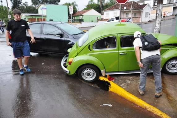 Acidente deixa motorista presa nas ferragens de um Fusca no centro de Ijuí - foto 2