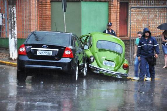 Acidente deixa motorista presa nas ferragens de um Fusca no centro de Ijuí - foto 3