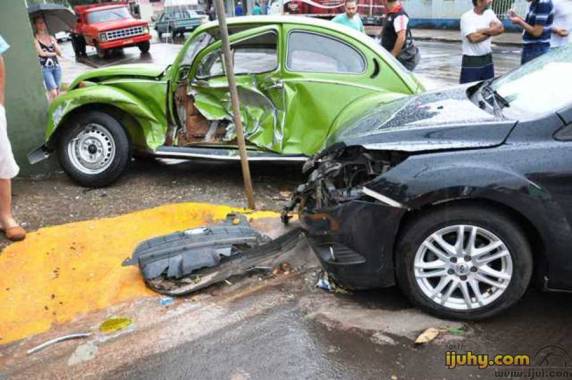 Acidente deixa motorista presa nas ferragens de um Fusca no centro de Ijuí - foto 5