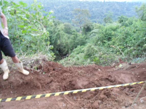 Caçamba da prefeitura capota e motorista fica ferido em Itapiranga - foto 5