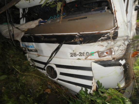 Caçamba da prefeitura capota e motorista fica ferido em Itapiranga - foto 4