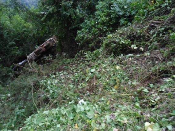 Caçamba da prefeitura capota e motorista fica ferido em Itapiranga - foto 3