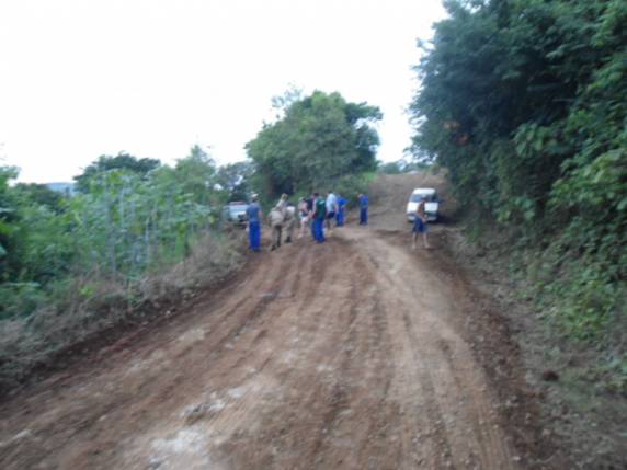 Caçamba da prefeitura capota e motorista fica ferido em Itapiranga - foto 2