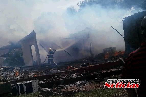 Casa é consumida pelo fogo no interior de Alegria - foto 2