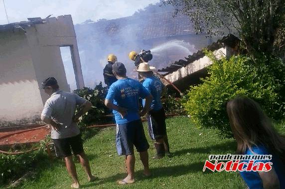 Casa é consumida pelo fogo no interior de Alegria - foto 3