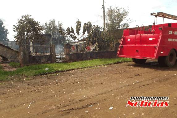 Casa é consumida pelo fogo no interior de Alegria - foto 6