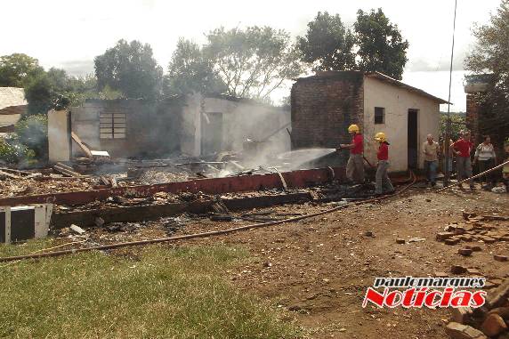 Casa é consumida pelo fogo no interior de Alegria - foto 4
