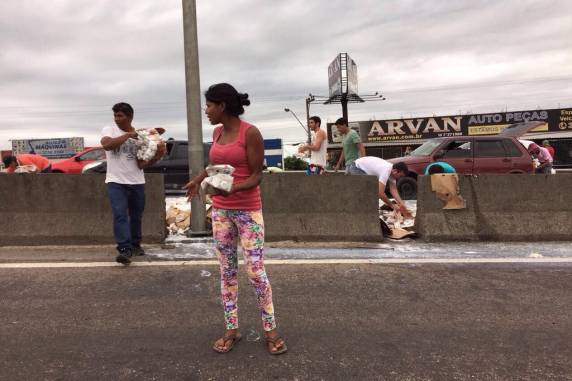 Embriagado, caminhoneiro bate em poste e abandona caixas de leite na
BR-101 - foto 2