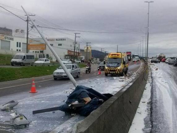 Embriagado, caminhoneiro bate em poste e abandona caixas de leite na
BR-101 - foto 4