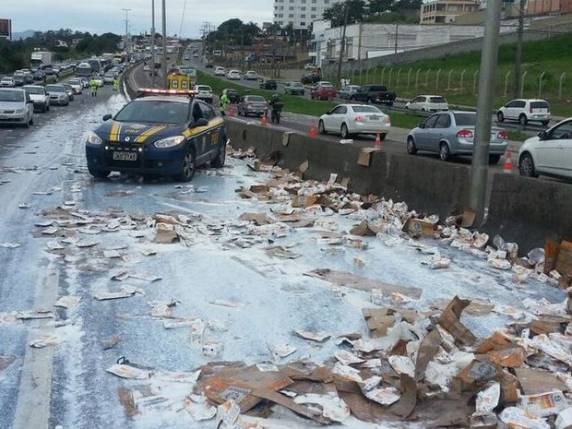 Embriagado, caminhoneiro bate em poste e abandona caixas de leite na
BR-101 - foto 3