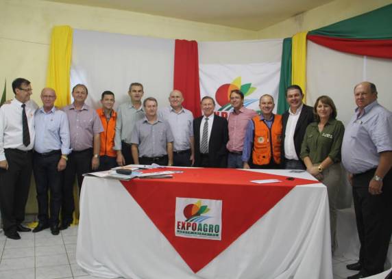 Prefeito Casali é eleito novo presidente
da Associação dos municípios da região Fronteira Noroeste - foto 2