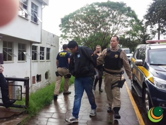 Polícia Rodoviária Federal prende dupla com carro roubado após perseguição e tiroteio em Passo Fundo - foto 5